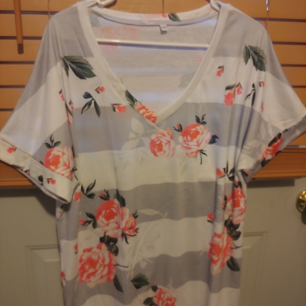 Ladies large floral silver & white v neck shirt